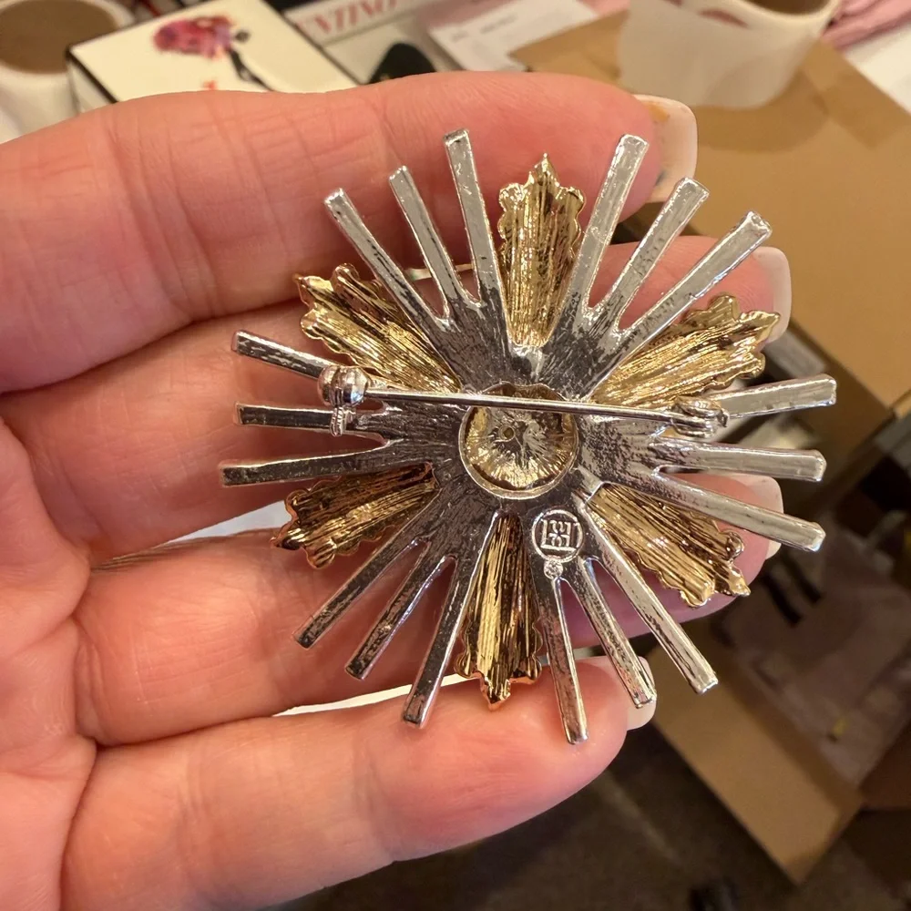 Elegant Gold and Silver crystal Brooch - Picture 7 of 10
